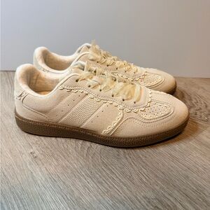 Cushionaire Belinda Lace Detail Sneakers